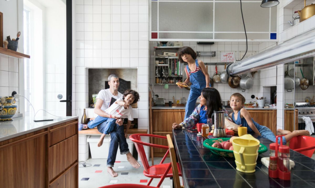 Schön gestaltetes Kinderzimmer mit natürlichen Materialien und ruhigen Farben